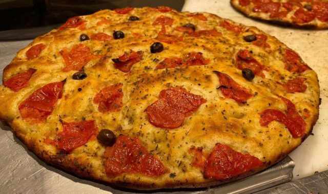 Un euro di focaccia: storia, ricetta, riti e tradizioni del "piatto" pi barese di Bari 